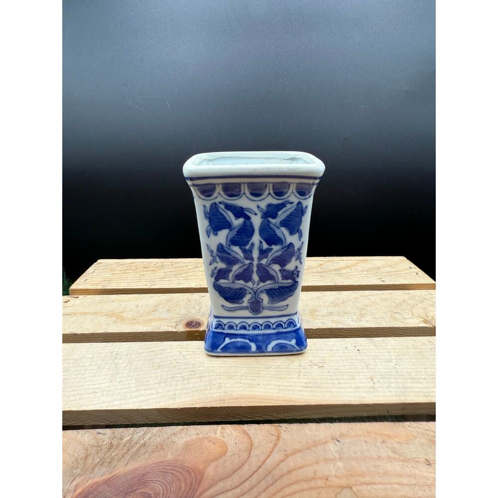 Vintage Chinese Blue & White Chinoiserie Porcelain Frog Vase – No Lid